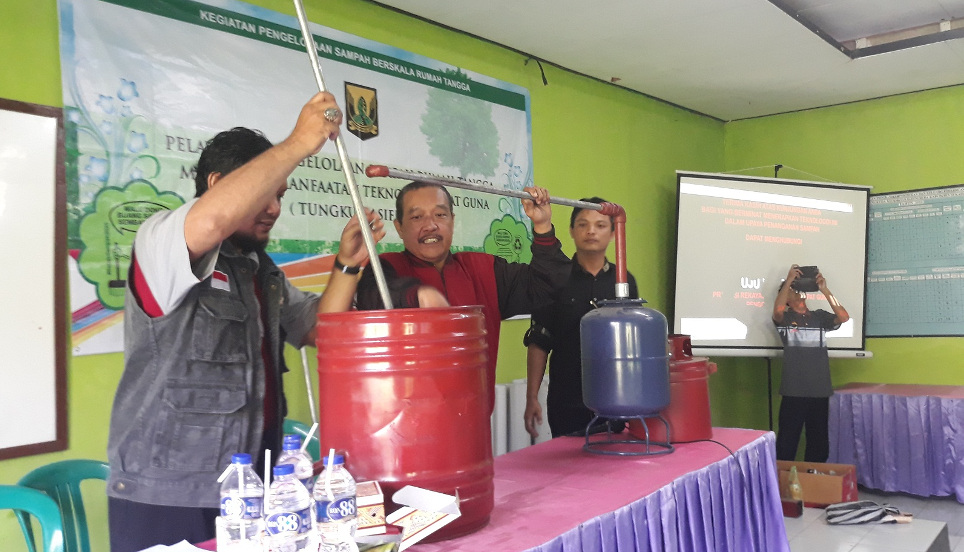 ID 00083: Tungku Gasifikasi, Solusi Desa Parungkuda Solusi Atasi Masalah Sampah Rumah Tangga