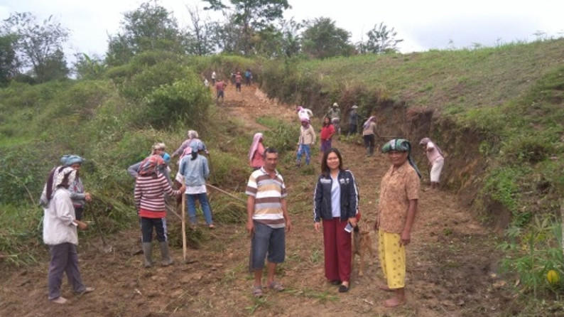 ID 00350: Desa Silimakuta Libatkan Perempuan dalam Program Padat Karya Tunai