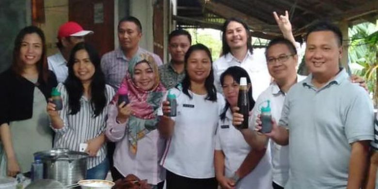 ID 00911: PKK Desa Liwutung Sulap Air Kelapa Terbuang Jadi Kecap Manis Bernilai Ekonomi Tinggi