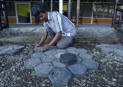 ID 00977: Desa Doplang Kembangkan Paving Blok Sampah Guna Kurangi Pencemaran dan Tambah Nilai Ekonomi